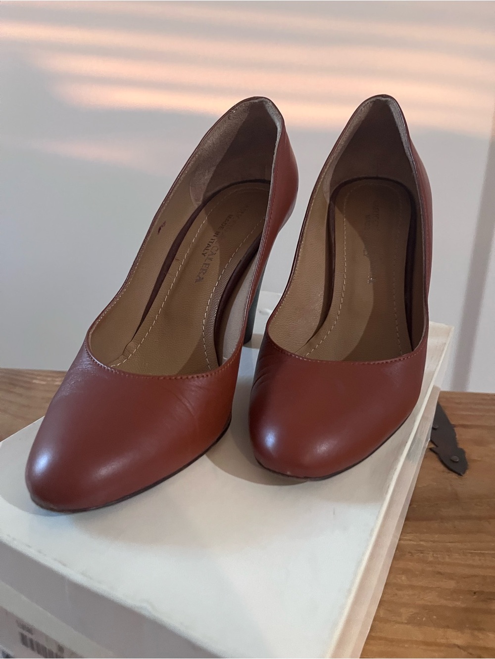 Women’s Classic Round-Toe Pumps in Brown